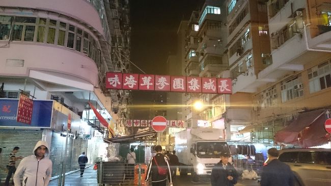 MVは誰もいない街だったけど実際は露天でにぎわってました。