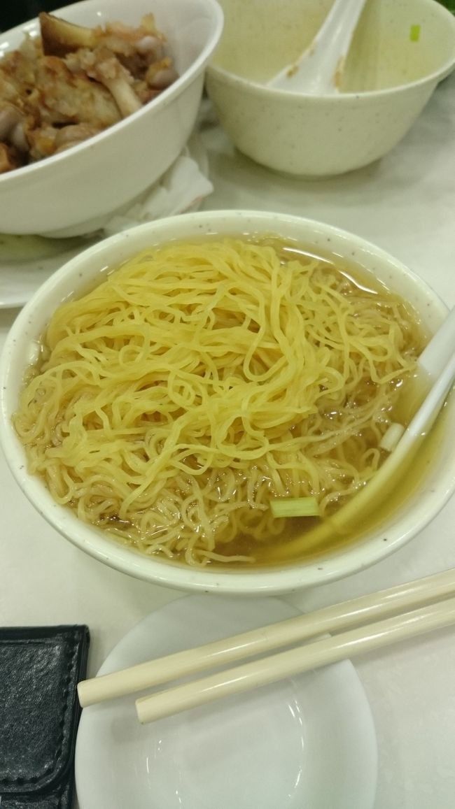 麥文記麵家のエビワンタン麺で小腹を満たします。<br />噂に聞いてた相席をこのとき初体験。