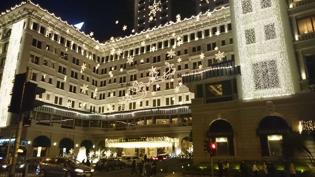 フェリー乗り場までそのまま歩きます。<br />ペニンシュラに寄り道してクリスマスライトアップ見物。