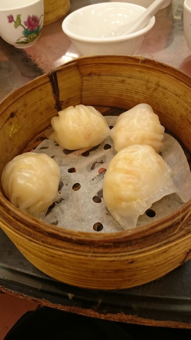 2日目の朝ごはんは蓮香居で飲茶。<br />ホテルを出てトラム通りを5分も歩けば到着です。<br />フロアに着いて席を探そうとしたら丁度4～5人のグループが席を立ったところですぐ座れてラッキーでした。<br /><br />まずはエビ餃子から。