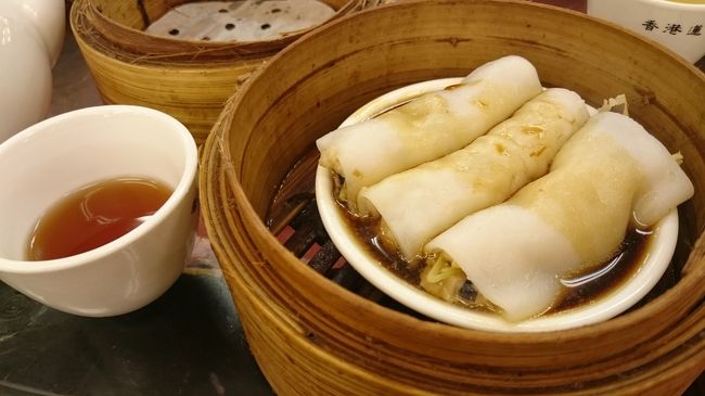 続いて腸粉。<br />プーアール茶を飲んでますね。