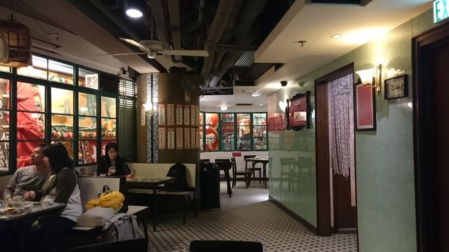 昔ながらの茶餐廳をイメージした内装のコンセプトショップです。