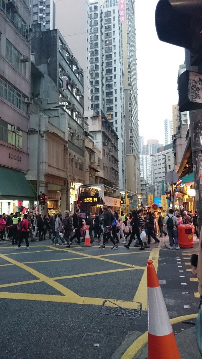 益昌大廈を出発し銅羅湾で買い物…と思っていたのですが、スマホ含め電子機器類の充電が持たなさそうだったので一度ホテルに帰ることにしました。<br />トラムに乗ってのんびり移動します。