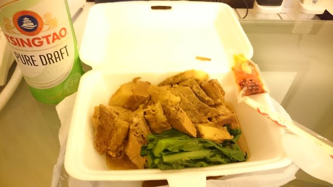 前日に引き続きホテル近くでテイクアウト。<br /><br />本当はガチョウ(アヒル?)が食べたかったのですが、売り切れと言われてしまったので牛肉をチョイス。<br /><br />晩酌して二日目終了です。