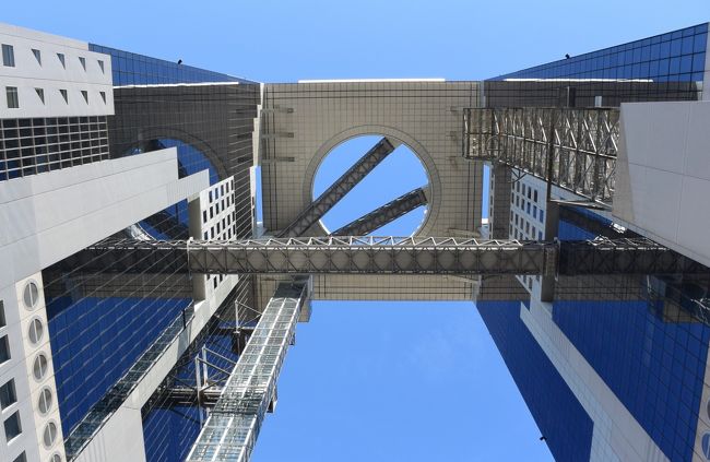 ＜梅田スカイビル＞11:30<br /><br />梅田駅から近く見えるのに意外と距離がありました！