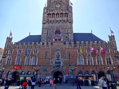 ザイドザント通りから続くスティーン通り(Steenstraat)を歩いて、ブルージュの中心地、マルクト広場にやってきました。

13世紀から15世紀に建てられた高さ83mの鐘楼が南側にそびえています。
この日のマルクト広場はタイの何かの催しが行われており、広場を埋め尽くしたテーブルでは、タイのビール「ビア・チャーン」を飲む人であふれかえっていました。