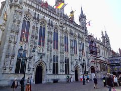 マルクト広場のすぐ東にあるブルグ広場に建つ、14世紀から15世紀に建てられたゴシック様式の市庁舎。