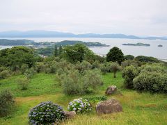 牛窓オリーブ園より瀬戸内の眺め。手前に並ぶ島は左から前島、黒島、中ノ小島、端ノ小島。奥に見える大きな島影は小豆島です。