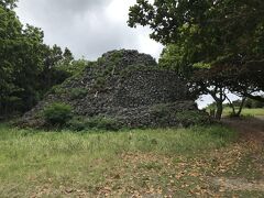 プズマリ。昨日の竹富島にもありましたが、琉球王朝時代に海上を航行する船舶を監視していた遠見台。緊急時にはのろしを上げて石垣島の蔵元まで次々に伝達されたそうです。