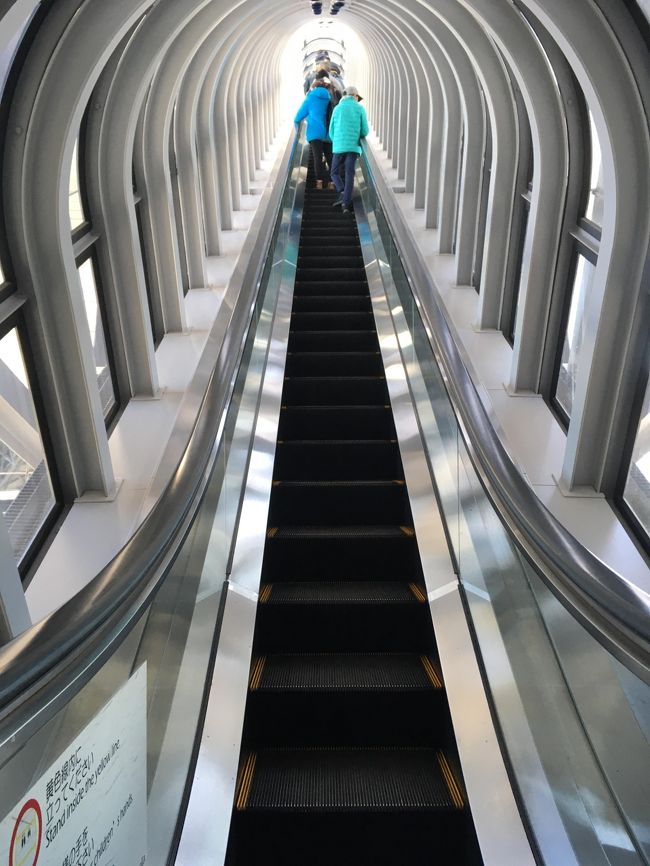 ＜梅田スカイビル＞<br /><br />35階から39階への長い上りエスカレーター。<br />約２分かかりました。<br /><br />空中に浮いているから下は何もないんですよね･･･<br />ちょっと怖い！