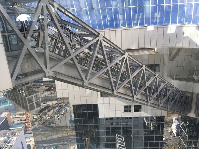 ＜梅田スカイビル＞<br /><br />ずっと見ていてもいいくらい。<br />でもそろそろ下りエスカレーターで35階へ降りなくちゃ。