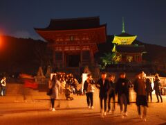 17：47　清水寺に到着
警備員さんが退出を促しているってのに、逆行して、ライトアップされてるところだけちょこっと撮影
