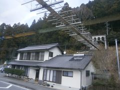 次の塩郷駅を発車すると、すぐに塩郷の吊り橋の下を通ります。いつかこの吊り橋でSLの煙を浴びてみたい…。