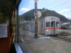 SLも停車する駅、下泉駅です。さっき乗った7200系の金谷行と交換します。