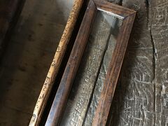 ホークスヘッドのグラマースクール。
スクールの机には、ウィリアム　ワーズワースが名前を彫った落書きが残っています。