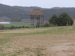 　壱岐島最高峰（212.8メートル）岳の辻から「原の辻遺跡（はるのつじいせき）」へ移動しました。
　「魏志倭人伝」に記載されている一支国（いきこく）の王都であり、弥生時代における最先端の交易拠点として重要な役割を果たしたと考えられています。海を渡る渡来人とそれを迎える倭人が出合う交流の拠点となった舞台が「原の辻遺跡」でした。