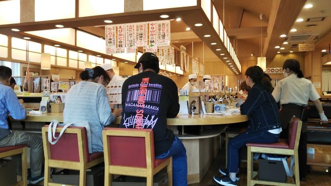 今回はコロナで仕事が無くなった弟が<br />空港の送迎をしてくれました<br /><br />そしていつもの回転寿司「トリトン」で早めの夕食<br /><br />カウンターのイス数も減っていて<br />レーンにお寿司は回っていません