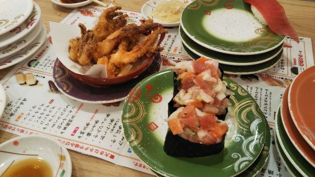 定番のゲソの唐揚げ<br />からっと揚がっていて安定の美味しさ<br /><br />海鮮爆弾盛り（だったかな）<br />てんこ盛りでお得感あります<br /><br />4人であれやこれや食べて7000円くらい。<br />ネタの新鮮さ、大きさ<br />どれをとってもコスパ良し♪<br />他の回転寿司の店に行けな～い（笑）