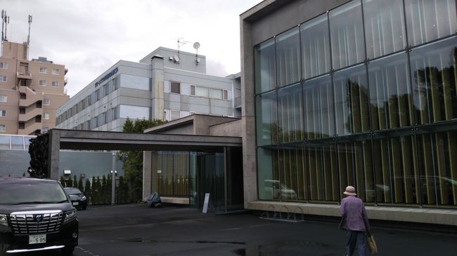 翌日は義妹の実家に行くので<br />お供えを買うため<br />真駒内六花亭ホール店へ<br />