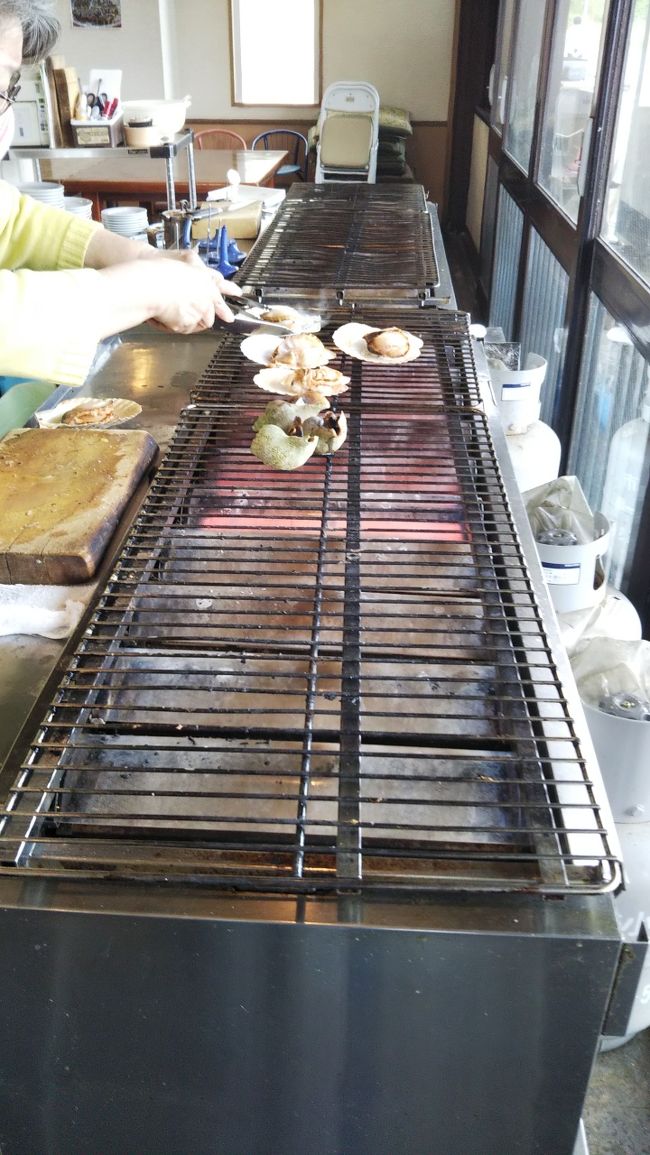 店内ではホタテやツブ貝などを焼いてます