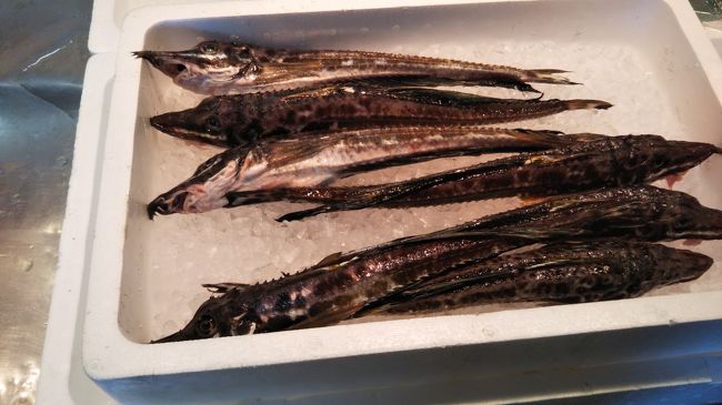 珍しい魚「八角」<br /><br />見た目から八角と言ってますが<br />正式名称は「トクビレ」と言うそうです。<br />白身で美味しいらしいけれど食べた事無いのよね<br />一度食べてみたいものですなぁ<br /><br />ここでダンナのお土産に<br />氷下魚の珍味と干し貝柱購入<br />値引きしてくれました～♪