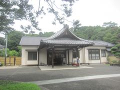 門を入ってすぐのところに建つ建物『松聲閣(しょうせいかく)』
明治20年頃に建てられて､細川家の学問所として使用されていて(松聲閣のパンフレットには「使用されていた『そう』と書かれています)､大正時代には関東大震災で本邸が被災したため仮本邸として細川家の住まいとして使用されていたもの

この建物の中も無料なんですねぇ(貸集会室として利用する場合は有料です)