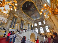 ～エルミタージュ美術館～
閑散期を狙って行きましたが、それでも人は多かったです。でも夏にここを訪れたラトビアの友人は入場に3時間待ったとのこと。(私はすぐに入れました。)