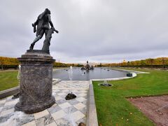 ～ペテルゴフ宮殿～
ここまでの道のりは地下鉄＋タクシーで。
地下鉄はSuicaぽいカードに1week乗り放題をチャージしましたが、1回しか使ってない... タクシーは東欧のUber、Yandexで配車してもらい数百円だったと思います。

～入り口付近の噴水。