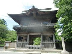 金沢北条氏の菩提樹である国指定史跡 称名寺の仁王門は、門の通行はできないが、迫力ある容姿を堪能できる。