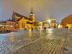 ～ドーマ広場～
雲が低いです。
リガ大聖堂塔頂が霞んで見えます。