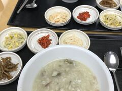 朝食。
あまり並ぶことなく味加本に入ることができました！
私はアワビのおかゆ、友人はかぼちゃのおかゆです。
ざっくり言うと、塩系と甘系で、どちらも美味しかった！