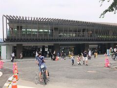 東京・上野『ecute（エキュート）上野』

2020年6月17日に駅ナカ商業施設『ecute（エキュート）上野』の
新エリア内に新たな店舗（4店舗）と上野恩賜公園を望む展望テラスが
オープンしました。

コンセプトは「with harmony」で、美術館、博物館、動物園と様々な
施設が揃い、都内屈指の自然豊かな上野恩賜公園と共に、下町風情と
活気ある上野の多様な要素を調和し、魅力ある上野を楽しんでもらう
施設を目指しているとのことです。

建物の縦格子のリズムが織りなす自然なフォルムは、世界遺産を有する
文化施設と共生。
館内には展望デッキが敷設され、自然豊かな上野恩賜公園が
一望できます。

今回オープンした新店舗は、和洋通した「こだわり」と気軽に立ち寄れる
「カジュアルさ」があり、カフェでの会話を楽しんだり、公園施設での
思い出づくりに利用できる店舗がラインアップされています。