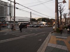 7：30　JR石山駅
京都駅から予定の電車より一本早い電車で石山駅へ。

岩間寺行の無料シャトルバスは南口の斜め向かいにある、バス乗り場から出発です。もうバスを待ってる方が二組、皆さん寒い中ご苦労様です。