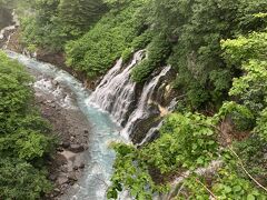 白ひげの滝。こちらも青い！