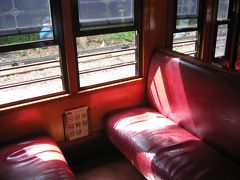 こちらがキュランダ鉄道の普通客車の座席
普通客車とは言いますが、日本の鉄道の古い車両のようにふかふかの座席で快適に過ごすことができます。
※2017年撮影