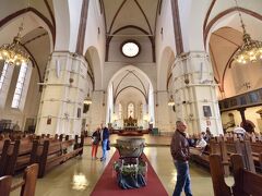 落ち着いた雰囲気の大聖堂です。
パイプオルガン見るの忘れてた。。。