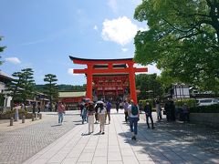 まずは伏見稲荷。

ご存じ、外国人人気ナンバーワンの京都の観光地。
緊急事態宣言下の４月にも訪れていますが少し人が増えましたね。