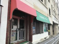 那覇市壷屋・ひめゆり通り壷屋交差点すぐ「伸ちゃん」
ひめゆり通り壺屋交差点そばにひっそり佇む沖縄食堂の伸（しん）ちゃん
昔ながらがそのまま残る普段着の町の食堂
