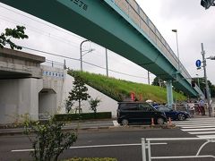 更に進むと線路が左手に変わる。
八坂駅前付近。
走っているのは西武多摩湖線。

この先で西武国分寺線をまたいでいるはずなのだが、気づかなった。
このあたりでは地下を走っているのかな？
北上すると「東村山駅」。
ロータリ－には「志村けんの木」があるらしい。
今は献花台があるのだろうか。

１９６０年代生まれの私はドリフがドンピシャな年齢。
志村～！小学生のワタシに、
バカ殿～！子どもたちに、
笑顔をありがとう。R.I.P.

♪東村山～、庭さっきゃ多摩湖♪
って事は、もうすぐだな。