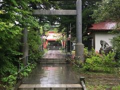 おはようございます。
あいにくの雨。頑張って早起きしてお散歩。
長者山新羅神社に参拝です。