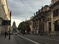 広場から王宮を過ぎて、ブリュッセル最高裁判所を目指して歩いていく。重厚そうな建物が並ぶ通り。