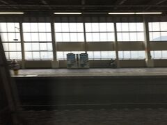 浦佐駅を通過します。