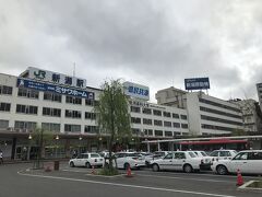 送り届けたので、ここから復路です。バスで新潟駅に戻ってきました。
いよいよ解体工事がスタートした新潟駅万代口駅舎と新潟支社ビルです。