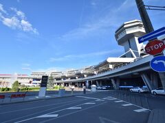 ミンスク第2空港！
飛行機を降りたって見ても空港を出て振り返って見ても印象的な建物でした。