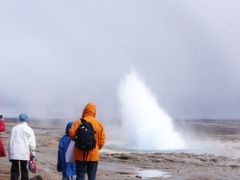 次にゲイシール間欠泉に移動しました。

写真のタイミングがうまくいかず、中途半端な噴き上がりで撮影してしまいました。
