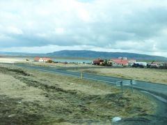 ゲイシール間欠泉の向かい側には、ゲイシールというカフェテリアのようなレストランがあり、しばらく休憩しました。木を多用した、おしゃれで落ち着く空間でした。

ゲイシールも赤い屋根でしたが、この写真は、もしかしたら近所の別の建物だったかも。

ゲイシールは、ホテルや温泉などもセットになった施設なので、レンタカーなどで周る場合は、一泊するのも良いかもしれません。
https://www.hotelgeysir.is/


