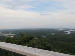 横山展望台・・・眼下に英虞湾の美しい海岸線が一望できるスポット

広々としたウッドデッキの展望台は、解放感たっぷり感じさせてくれます
