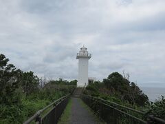 安乗崎灯台・・・断崖絶壁に立つ四角柱の灯台

灯台内部のらせん階段上ると、複雑に入り組んだ的矢湾と壮大な太平洋が一望できます