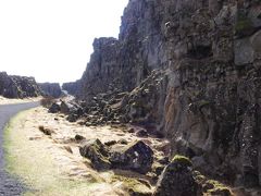 アルマンナギャゥは、ギャゥとも呼ばれています。ギャゥは、アイスランド語で「地球の割れ目」を指すそうです。

アルマンナギャゥはユーラシアプレートと北アメリカプレートの境目で、歩きやすいように舗装されています。

ごつごつした岩壁が続くのが特徴です。

