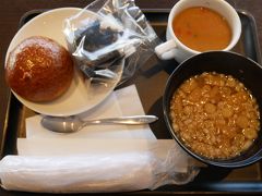 早速、JALダイヤモンド・プレミアラウンジで朝食（パン、おにぎり、スープ、味噌汁）。